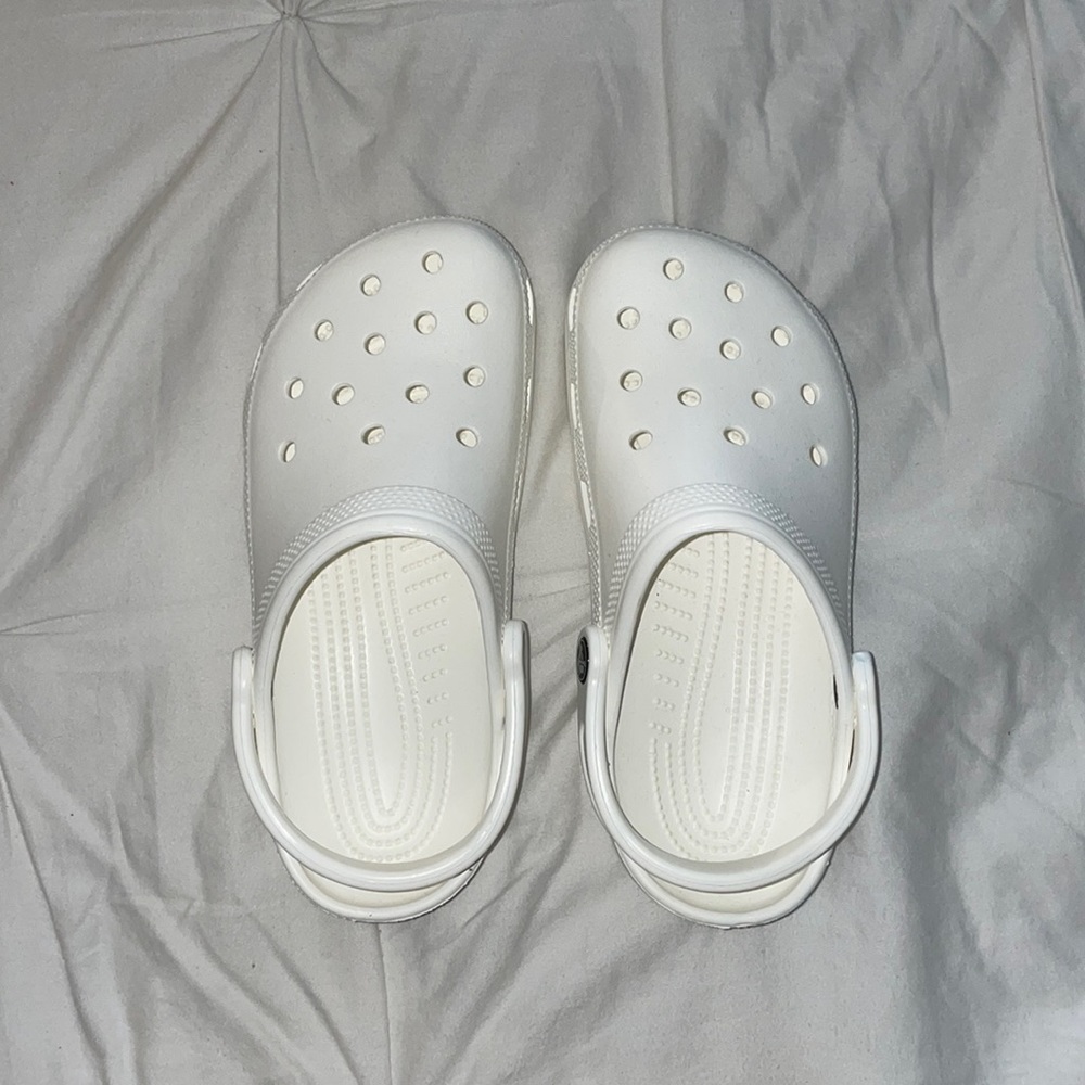 WORN ONCE! WHITE CROCS. SIZE W6 / M4.